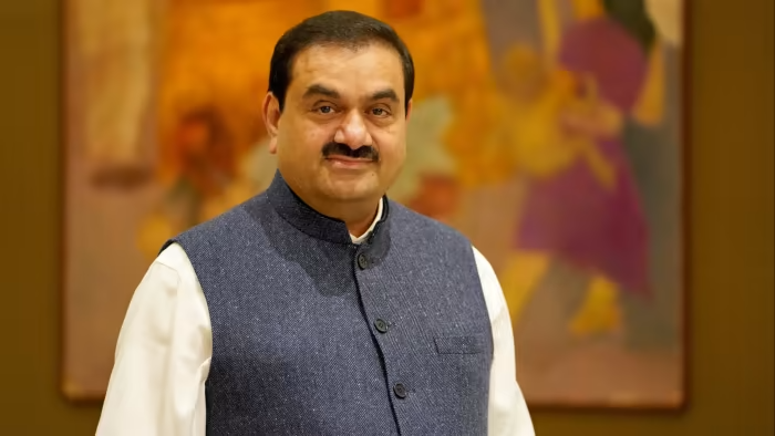 <strong>In India’s largest follow-on share sale, Adani offers up to 15% off </strong>