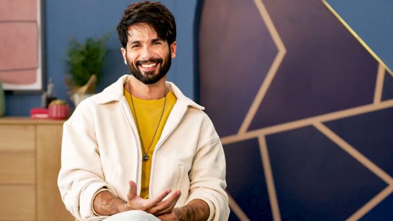 <strong>Shahid Kapoor surprises his fans watching Jab We Met in a packed theater: Watch</strong>