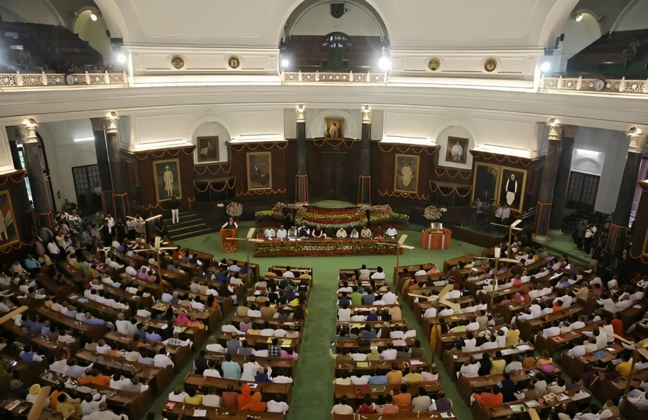 <strong>In the midst of Cong and BJP “say sorry” jabs at Rahul Gandhi, Parliament was postponed</strong>