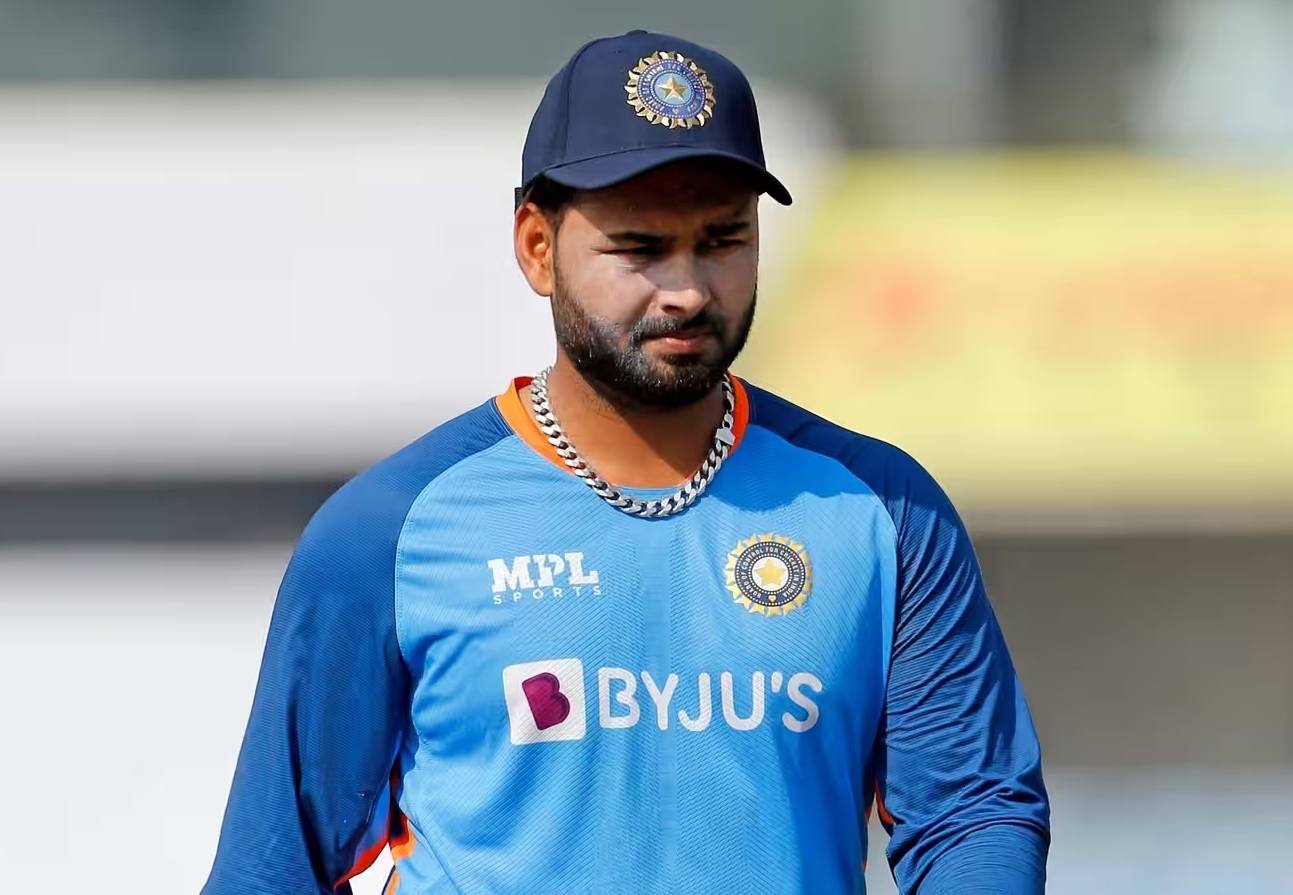 <strong>Rishabh Pant takes a walk in the pool to begin his healing process</strong>