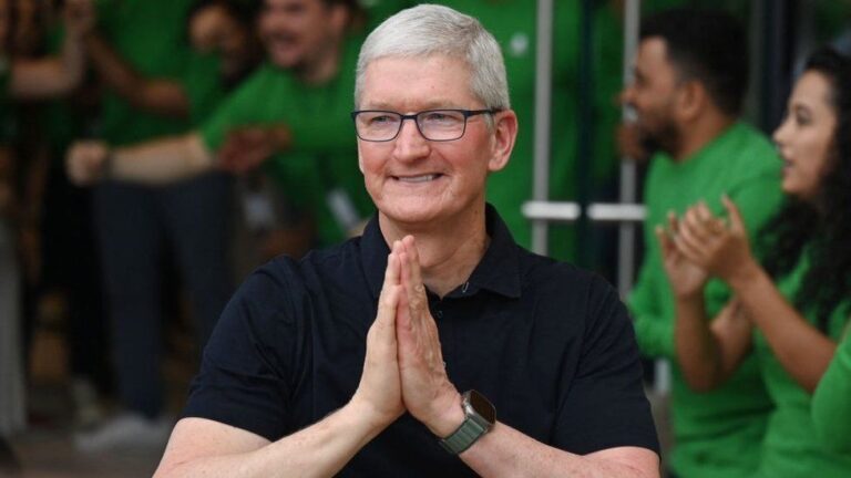 Tim Cook got delighted when a customer brings a 1987 Macintosh to India’s first Apple Store in Mumbai