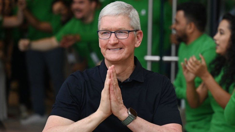 Tim Cook got delighted when a customer brings a 1987 Macintosh to India’s first Apple Store in Mumbai