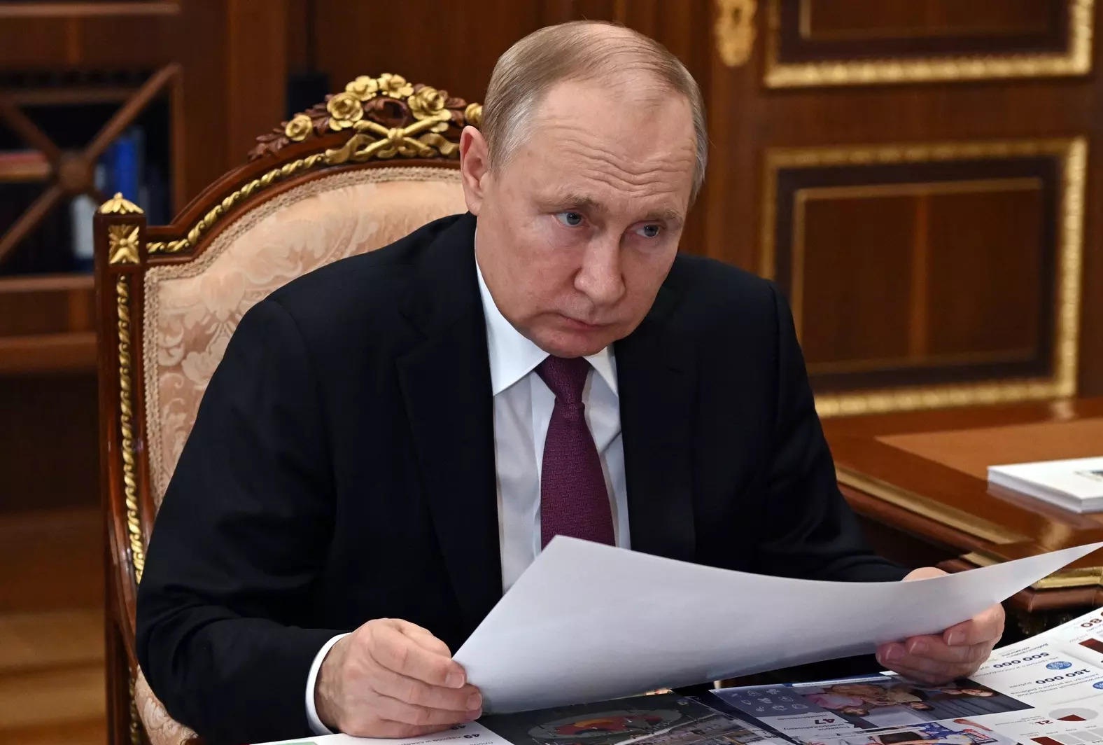 Doctors are concerned about Vladimir Putin’s health because he has “blurred vision and a numb tongue”