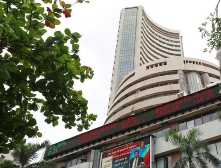 The Sensex rises 700 points to close above 61,750, while the Nifty closes at 18,260