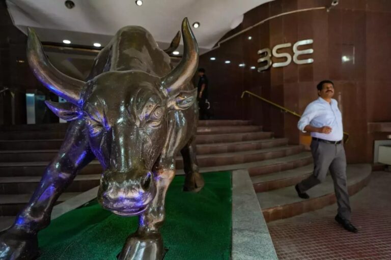 Nifty closes at 18,600, and the Sensex closes flat at 62,800